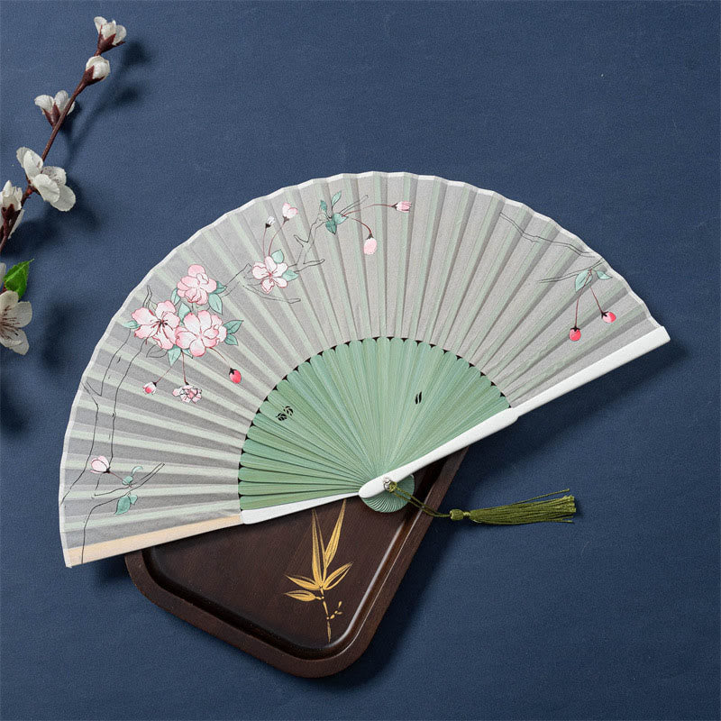 21 cm großer chinesischer Faltfächer mit Lotus-, Begonien- und Jasmin-Motiven im Bambusrahmen
