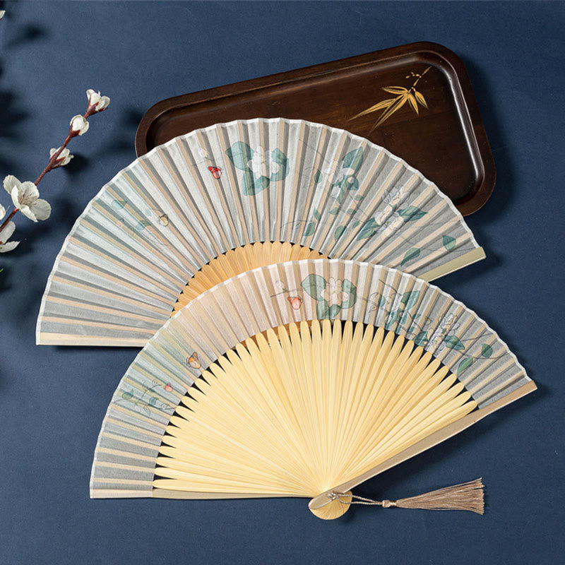 21 cm großer chinesischer Faltfächer mit Lotus-, Begonien- und Jasmin-Motiven im Bambusrahmen