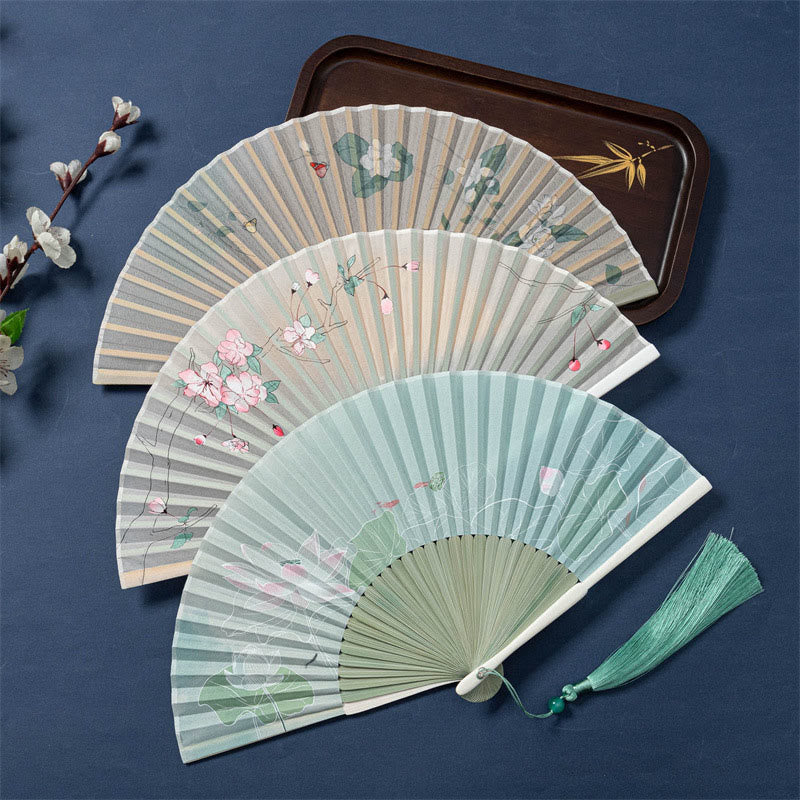 21 cm großer chinesischer Faltfächer mit Lotus-, Begonien- und Jasmin-Motiven im Bambusrahmen