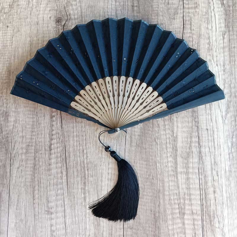 21 cm einfarbiger hohler Blumen-Bambus-Handfächer aus Baumwolle