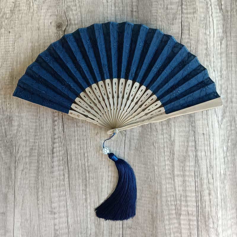 21 cm einfarbiger hohler Blumen-Bambus-Handfächer aus Baumwolle