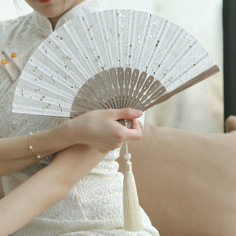 21 cm einfarbiger hohler Blumen-Bambus-Handfächer aus Baumwolle