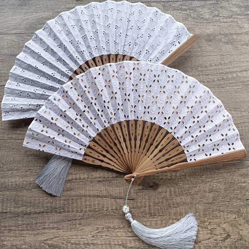 21 cm einfarbiger hohler Blumen-Bambus-Handfächer aus Baumwolle