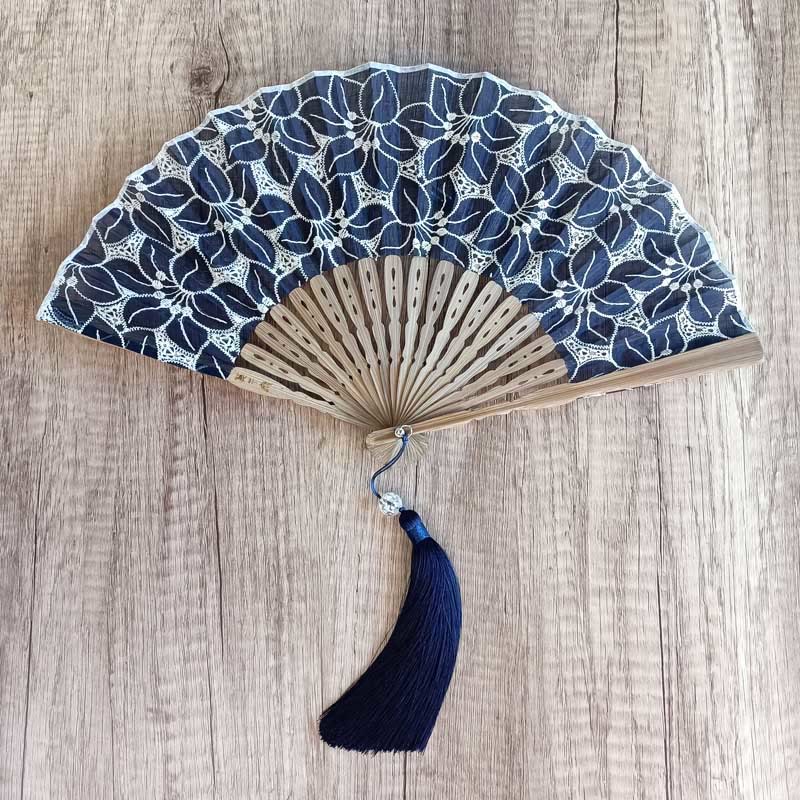 21 cm einfarbiger hohler Blumen-Bambus-Handfächer aus Baumwolle