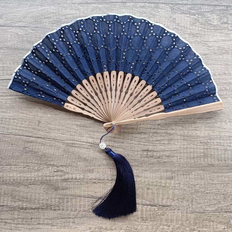 21 cm einfarbiger hohler Blumen-Bambus-Handfächer aus Baumwolle