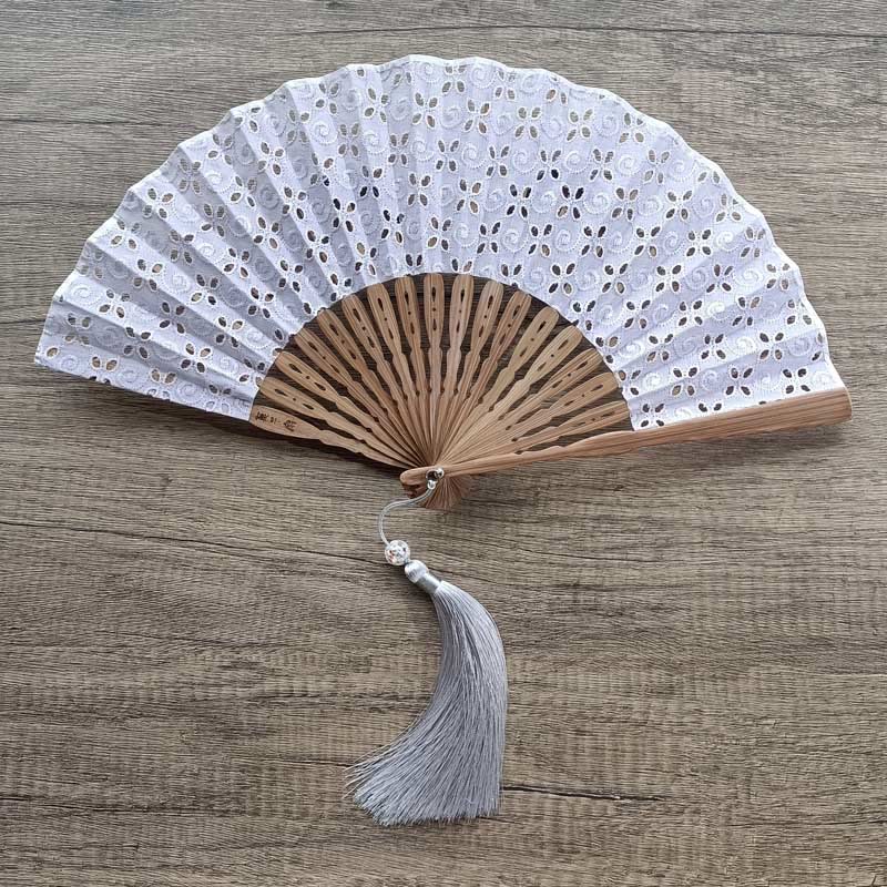 21 cm einfarbiger hohler Blumen-Bambus-Handfächer aus Baumwolle