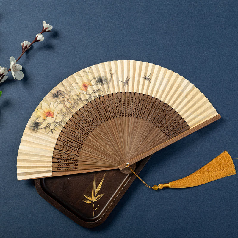 22,5 cm chinesischer Faltfächer aus Seide | Lotus-Libellen-Design