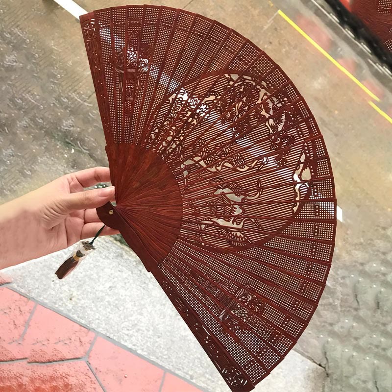 22,5 cm kleiner Fächer aus rotem Sandelholz mit Blättern und Gravur „Kranich, Pfau, Chang'e-Mond“