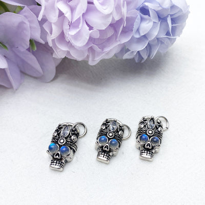 2 cm großer Totenkopf-Anhänger aus grauem Mondstein für Heilmeditation