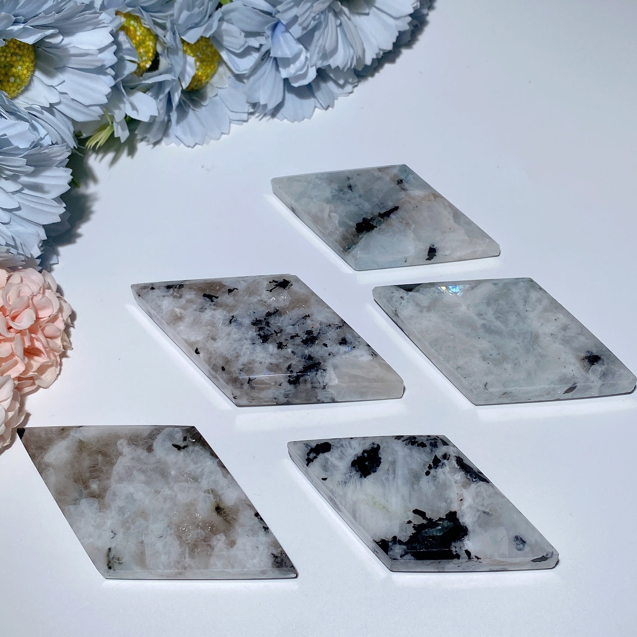 3–4 Zoll schwarze Mondstein-Rhombus-Kristallplatte zur Heilung