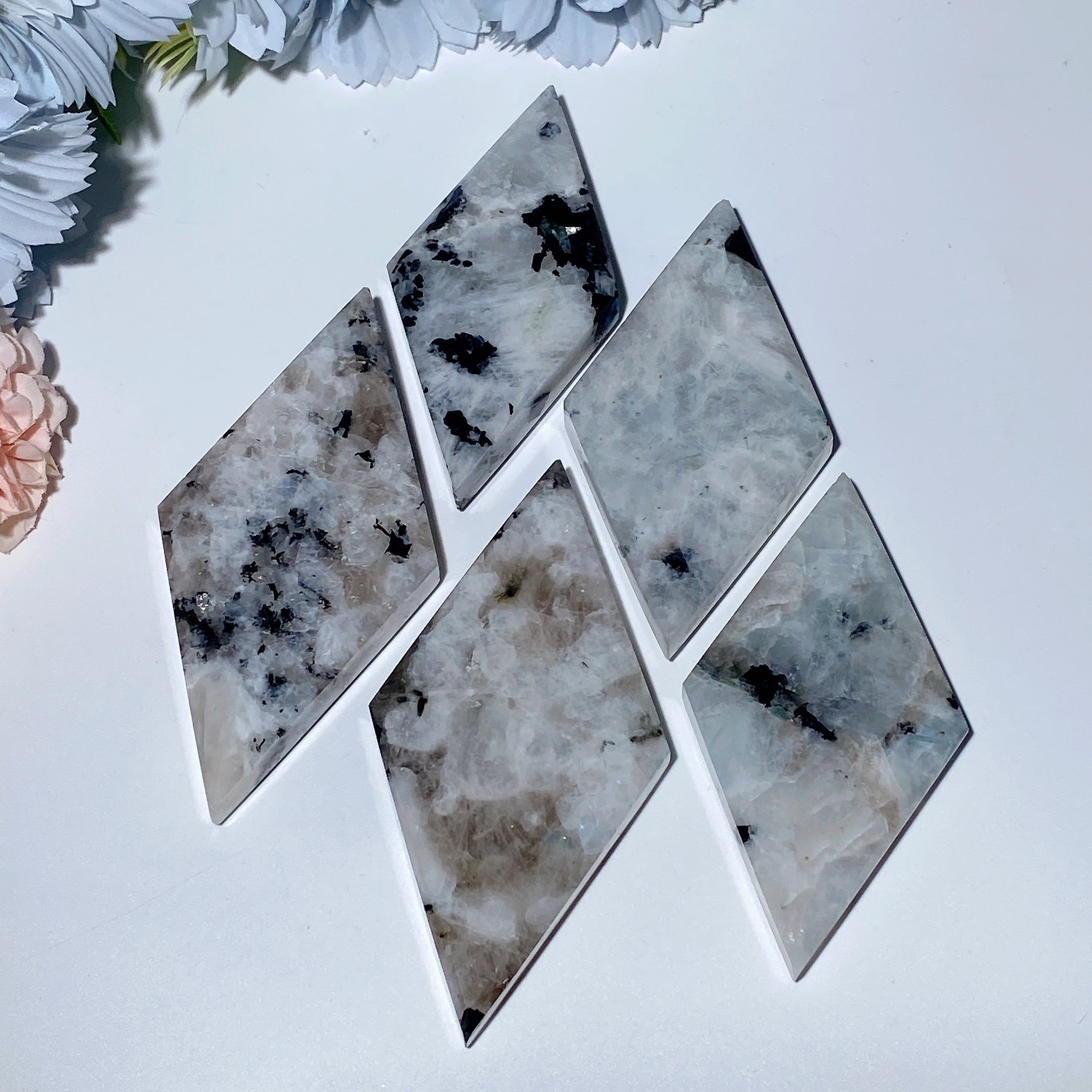 3–4 Zoll schwarze Mondstein-Rhombus-Kristallplatte zur Heilung