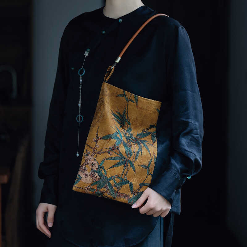 33 cm große Umhängetasche mit Schnalle im Motiv „Spiritual Bamboo Leaves“