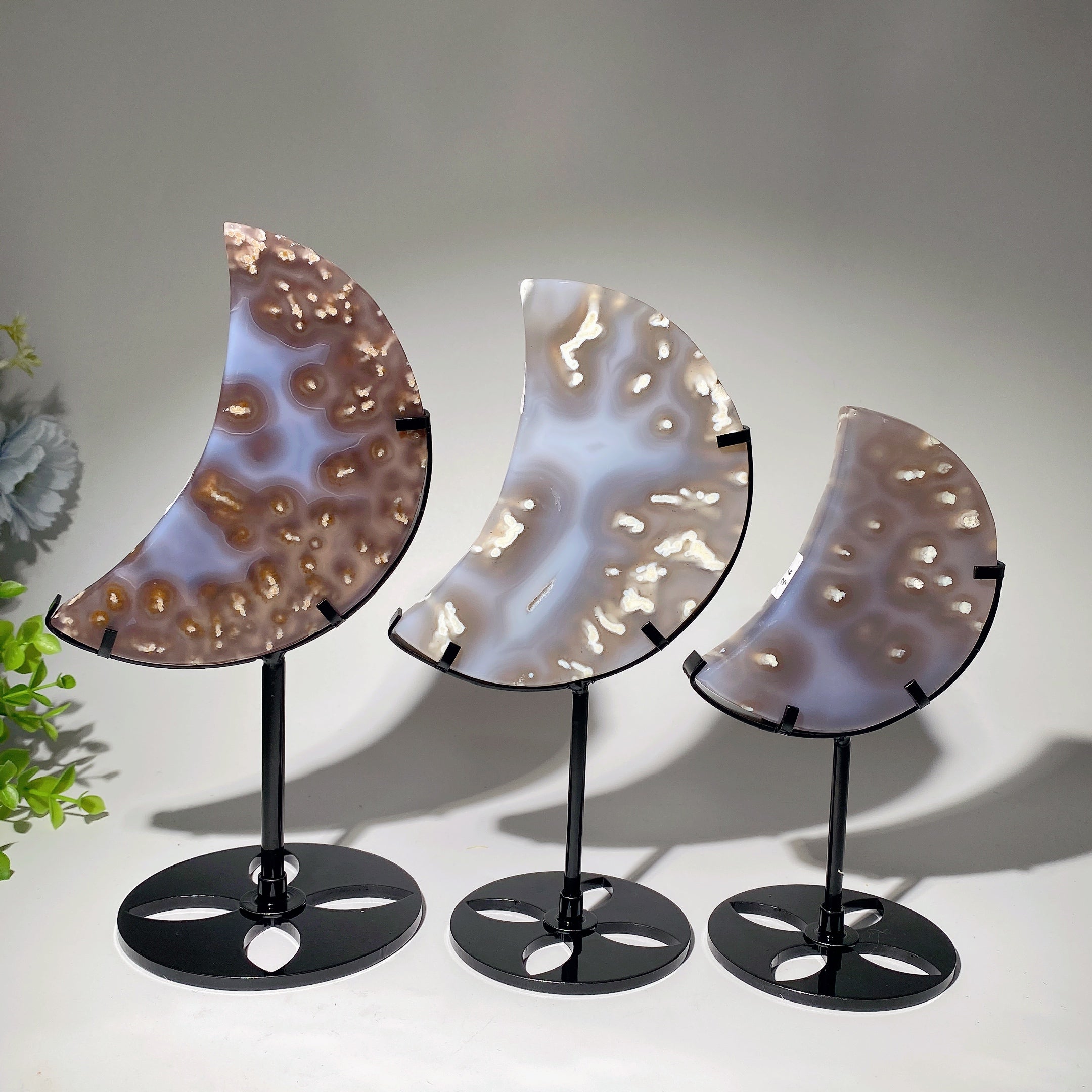 4-5,5 Zoll Baumachat Mondkristallschnitzerei mit Ständer