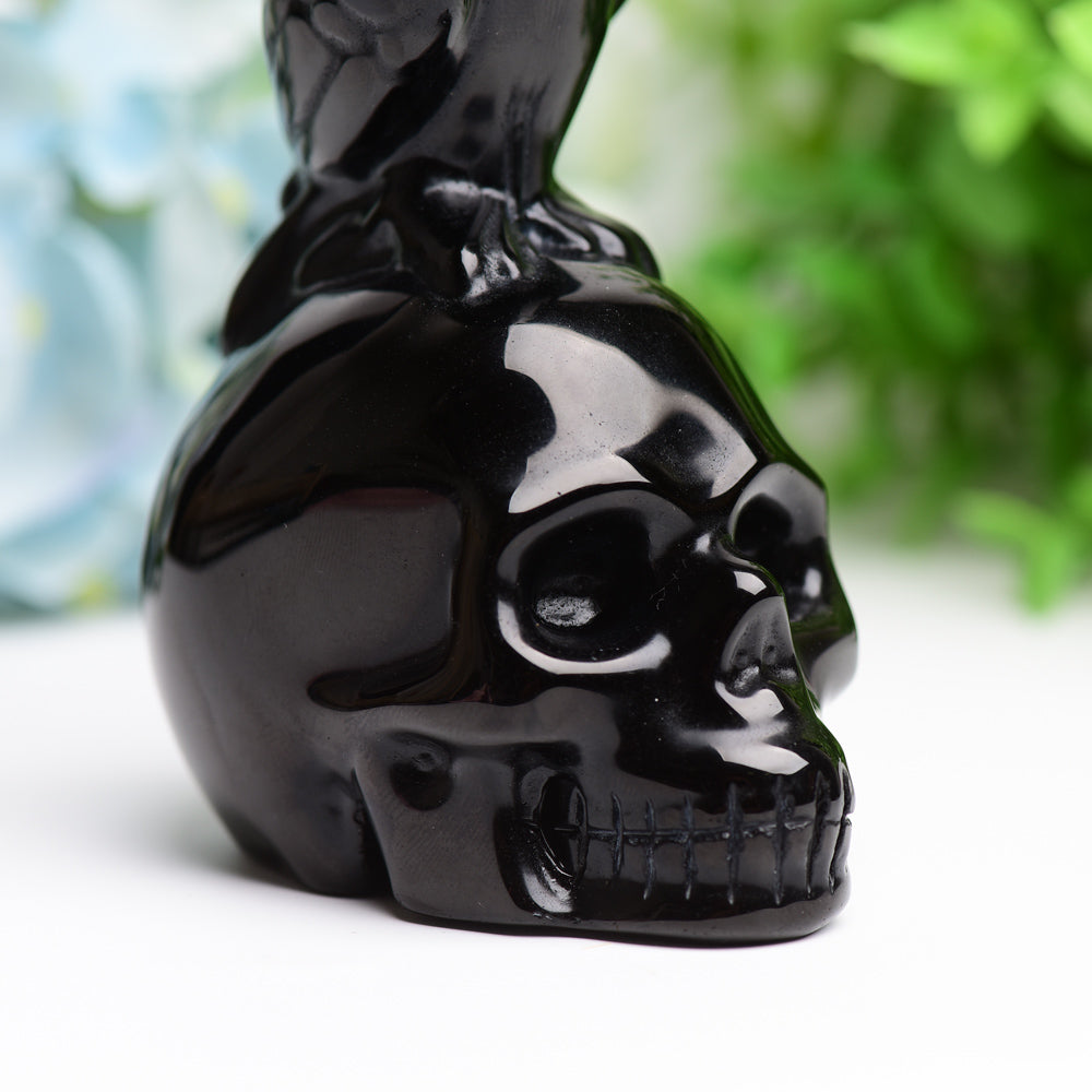 4,5 Zoll große Totenkopffigur aus schwarzem Obsidian mit Rabenschnitzerei