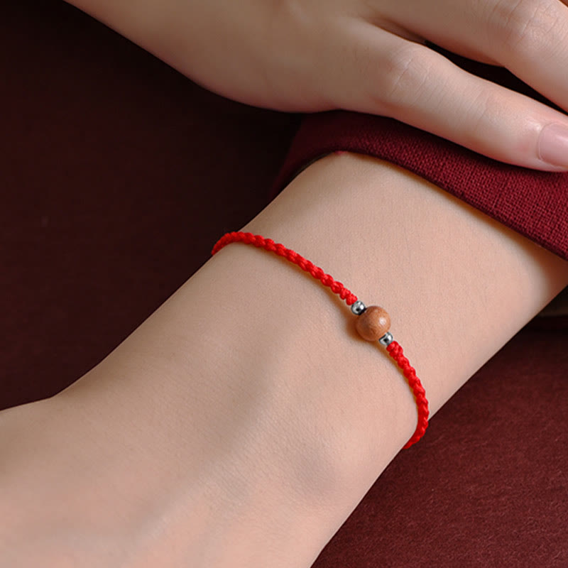 6 mm Schutzarmband aus Pfirsichholz mit roter Schnur