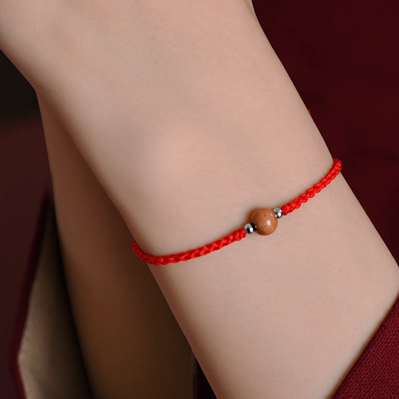 6 mm Schutzarmband aus Pfirsichholz mit roter Schnur