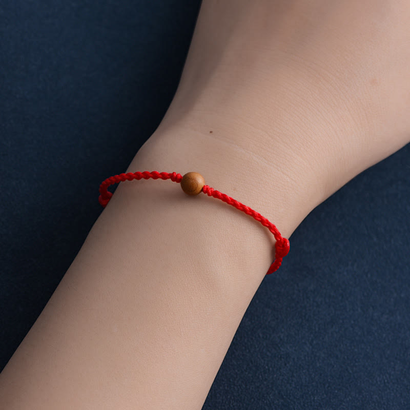 6 mm Schutzarmband aus Pfirsichholz mit roter Schnur