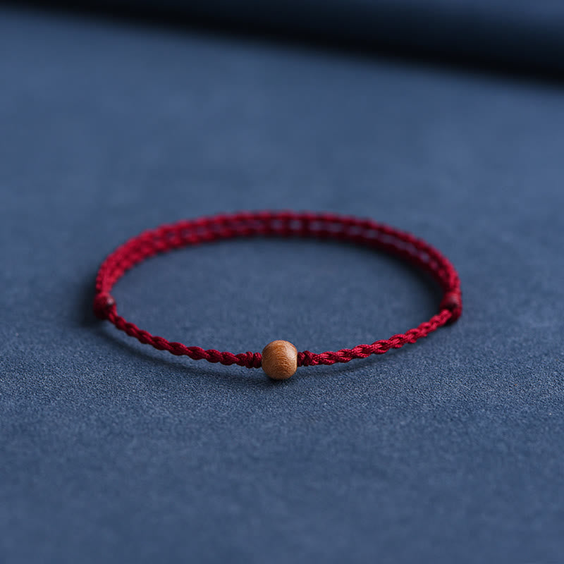 6 mm Schutzarmband aus Pfirsichholz mit roter Schnur