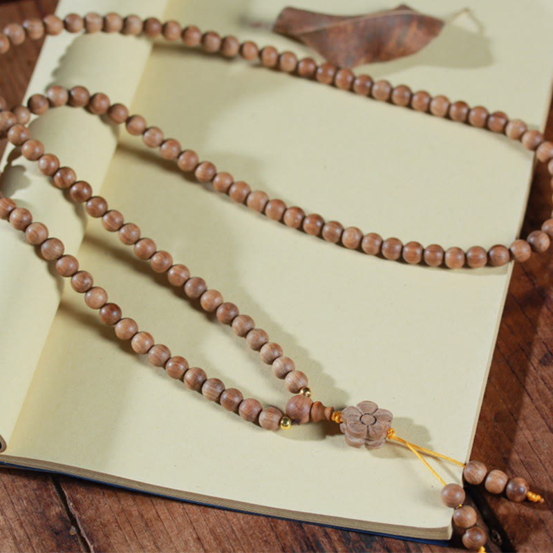 6 mm Sandelholz-Pflaumenblüten-Charm-Mala-Armband für Ruhe und Heilung