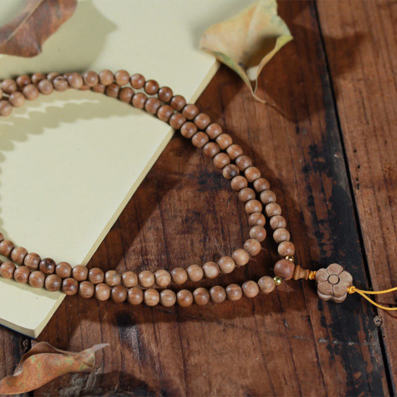 6 mm Sandelholz-Pflaumenblüten-Charm-Mala-Armband für Ruhe und Heilung