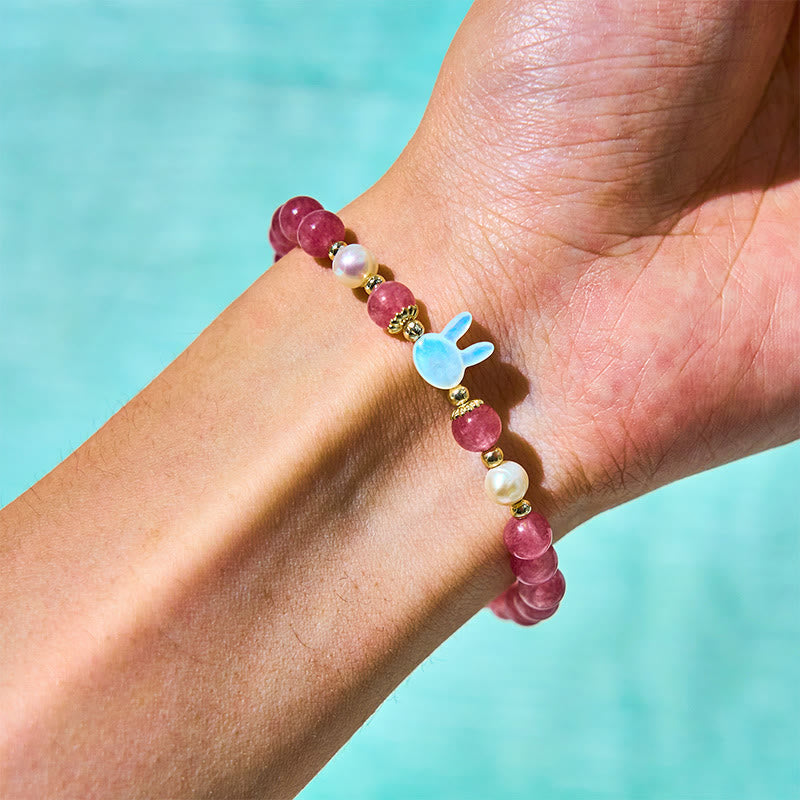 6 mm Erdbeerquarz-Armband mit Perlen-Katzen- oder Kaninchen-Anhänger
