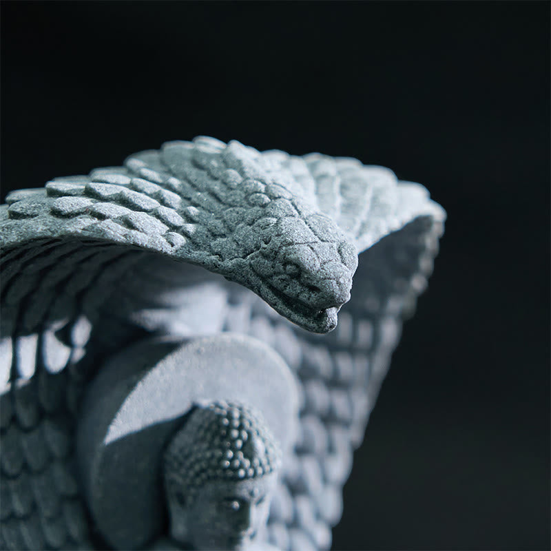 7,5 cm große Shakyamuni-Buddha-Statue aus Sandstein mit Schlangensymbolik