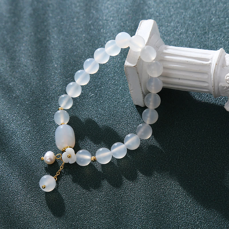 8 mm weißes Achat-Armband mit Glücks- und Positivitätssymbol und Perlenanhänger