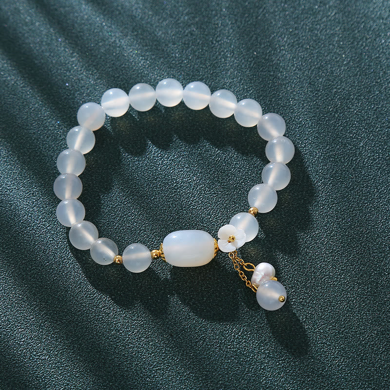 8 mm weißes Achat-Armband mit Glücks- und Positivitätssymbol und Perlenanhänger