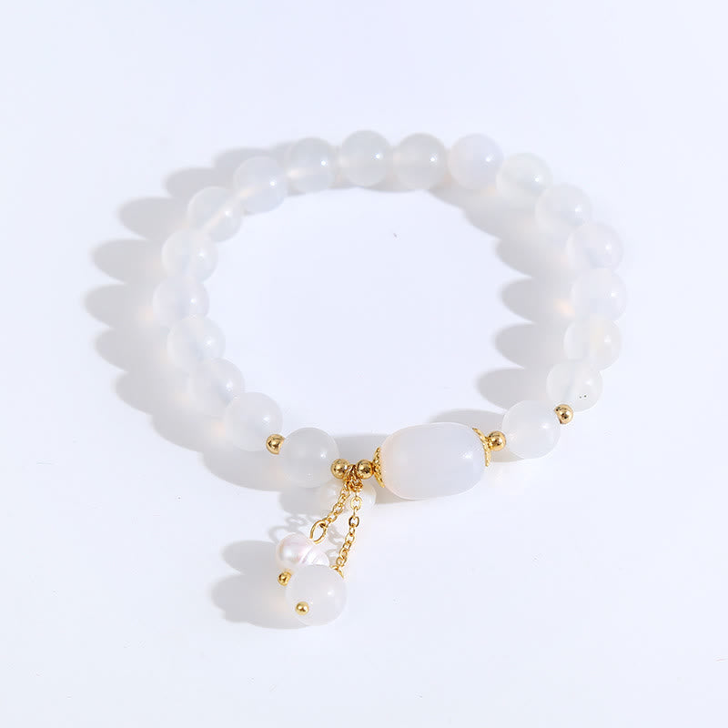 8 mm weißes Achat-Armband mit Glücks- und Positivitätssymbol und Perlenanhänger