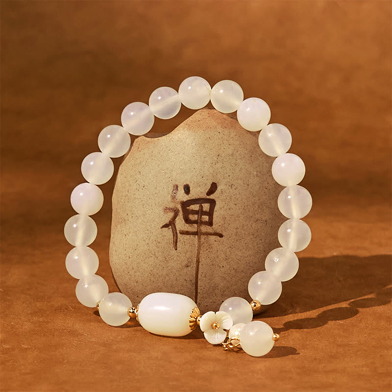 8 mm weißes Achat-Armband mit Glücks- und Positivitätssymbol und Perlenanhänger