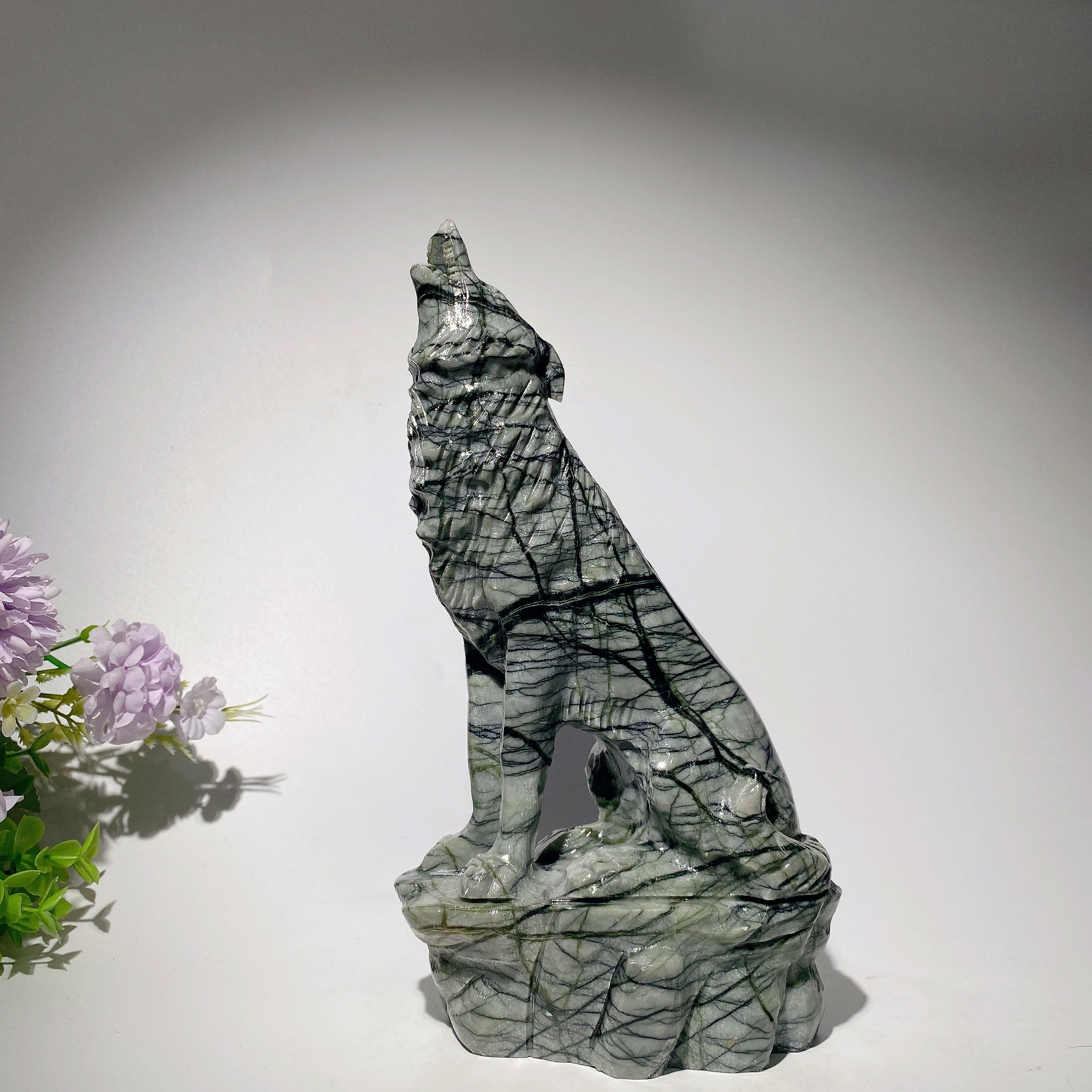 9 Zoll große Wolfsschnitzfigur aus Jadekristall