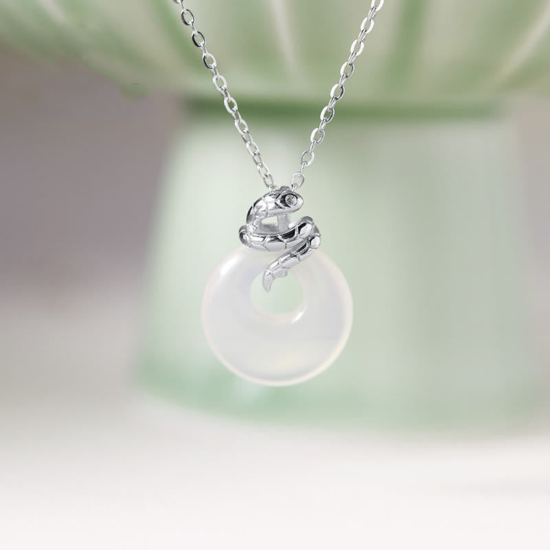 Halskette mit Schlangen-Friedensschnalle aus 925er Sterlingsilber mit Chalcedon für spirituellen Schutz