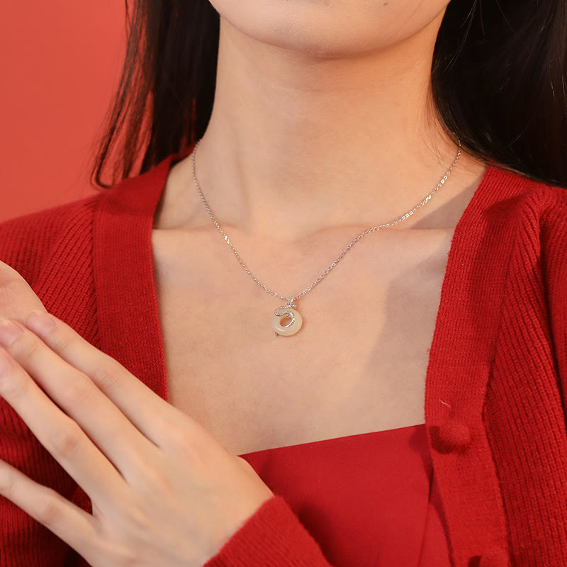 Halskette mit Schlangen-Jahressymbol aus Hetian-Jade in 925er Sterlingsilber mit Peace-Schnalle