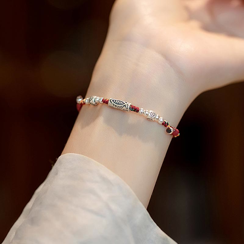 Glücksarmband aus 925er Sterlingsilber mit Koi-Fisch und roter Schnur