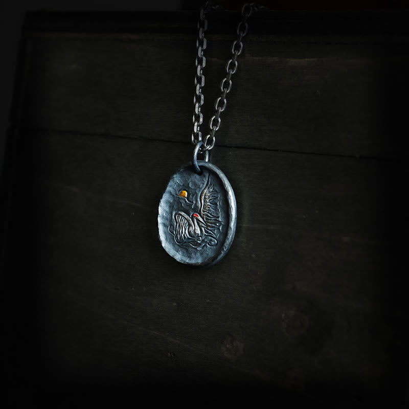 Anhänger mit Kranich und glückverheißenden Wolken aus 999 Sterlingsilber und 24 Karat Gold