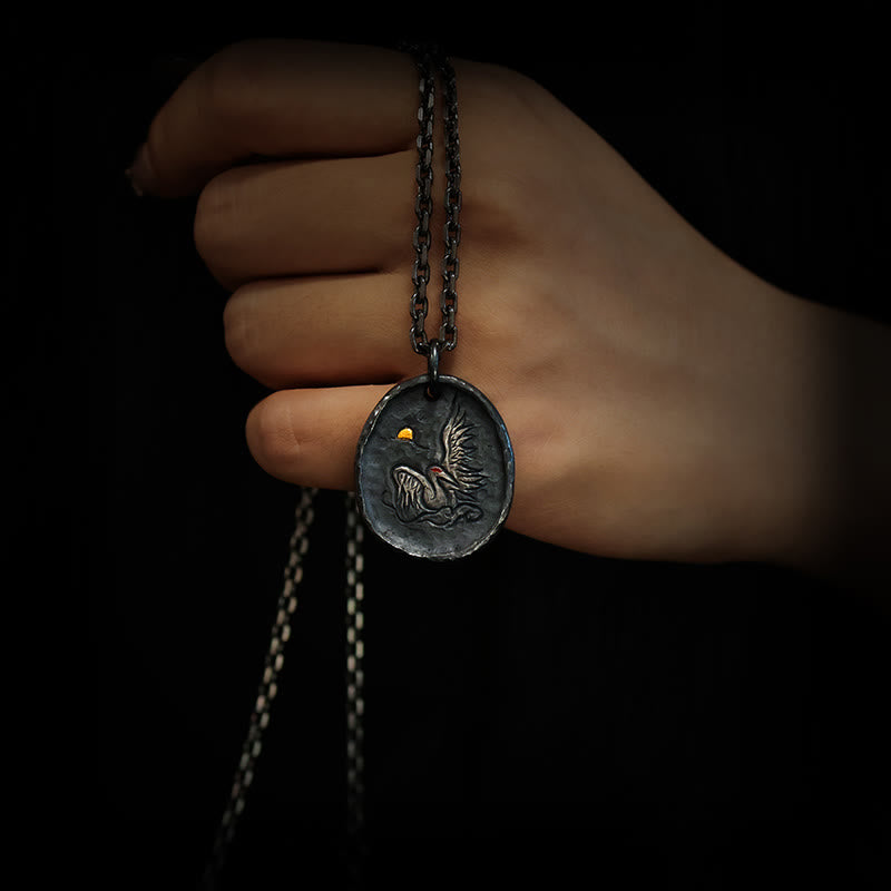 Anhänger mit Kranich und glückverheißenden Wolken aus 999 Sterlingsilber und 24 Karat Gold