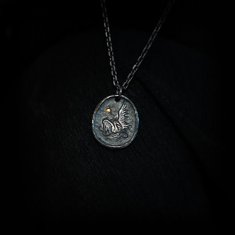 Anhänger mit Kranich und glückverheißenden Wolken aus 999 Sterlingsilber und 24 Karat Gold