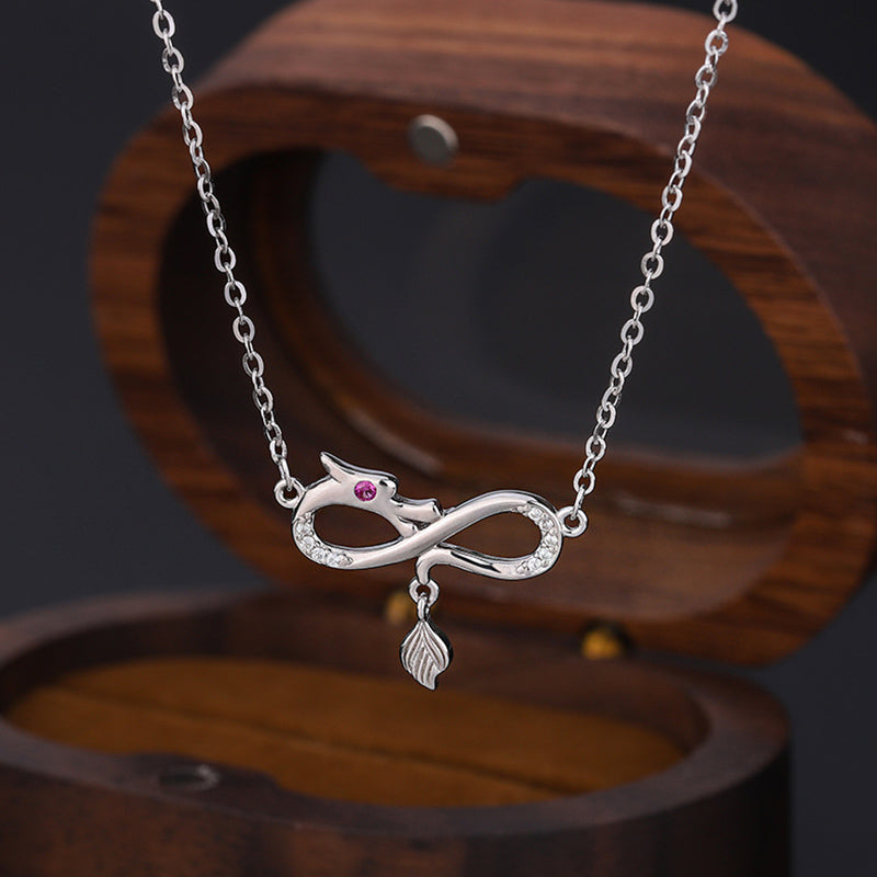 Drachenhalskette aus 999er Sterlingsilber mit Endlosknoten-Anhänger