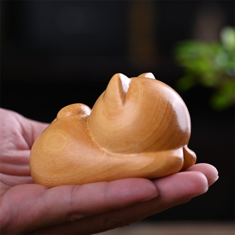9 cm große Sandelholz-Skulptur „Schlafende Katze“ im Zen-Dekor