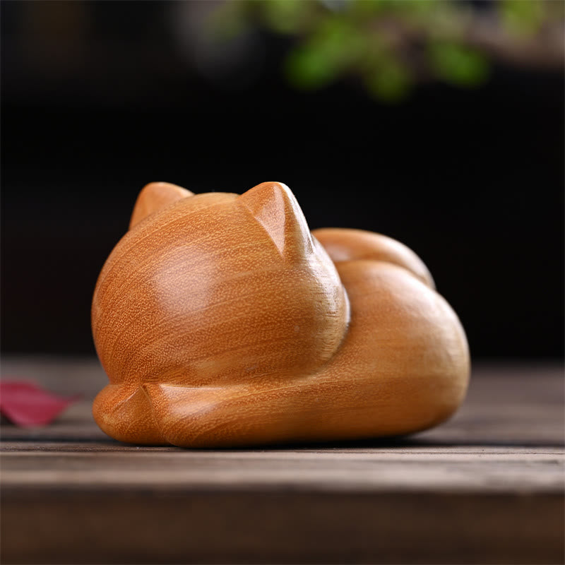 9 cm große Sandelholz-Skulptur „Schlafende Katze“ im Zen-Dekor