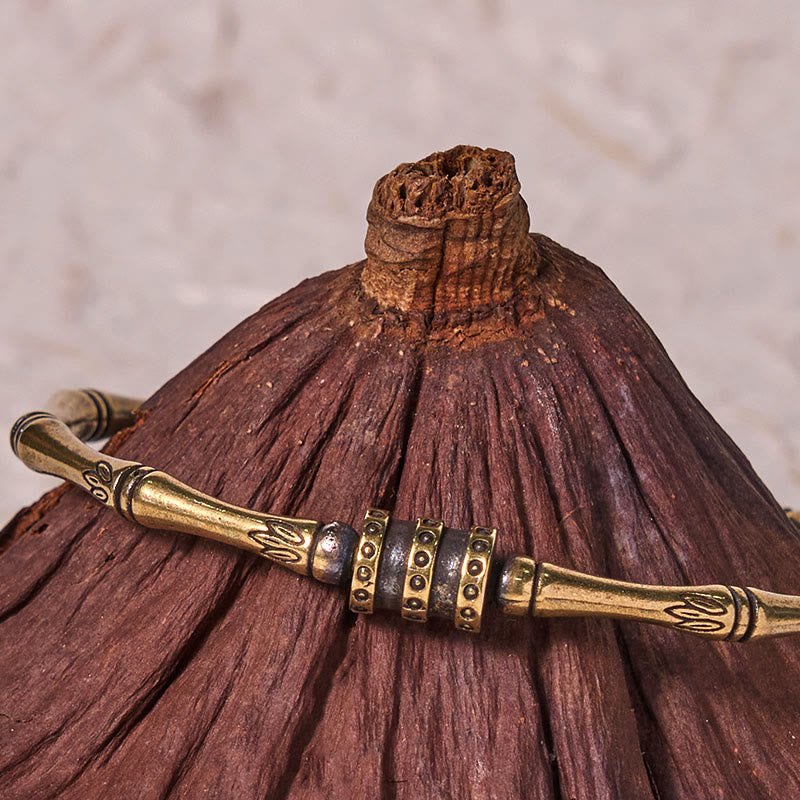 Verstellbarer Armreif aus Kupfer mit Lotusblüte und Bambus für Frieden und Wachstum