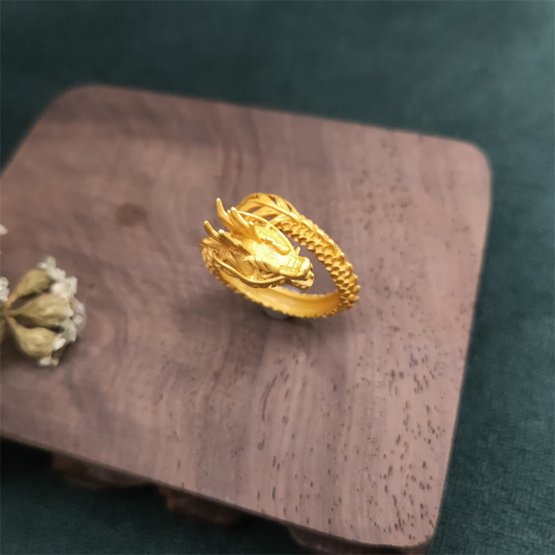 Verstellbarer goldener Erfolgsring mit Drachenkraft