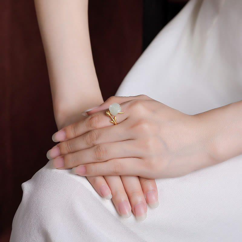 Verstellbarer Blumenring aus vergoldetem 925er Silber mit weißer Jade