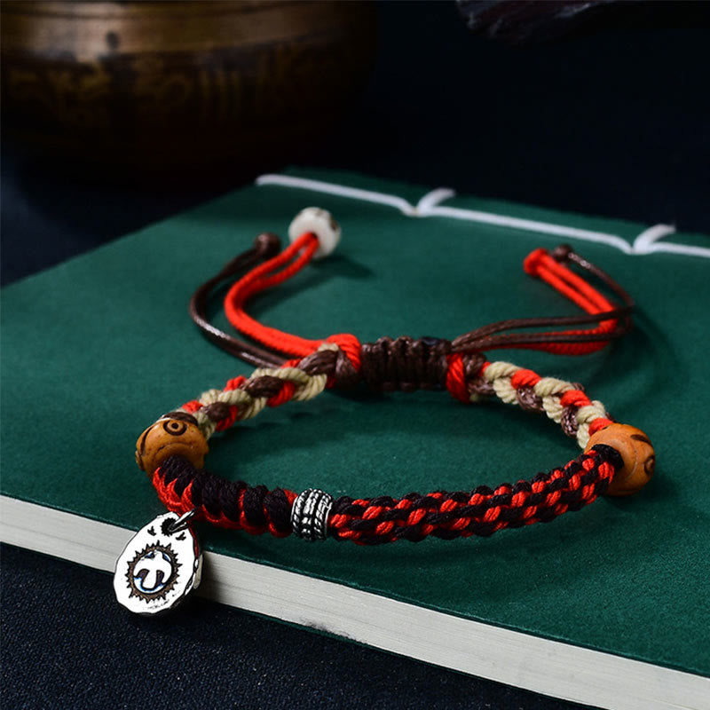 Verstellbares Garuda-Armband aus roter Schnur mit tibetischem Silberanhänger