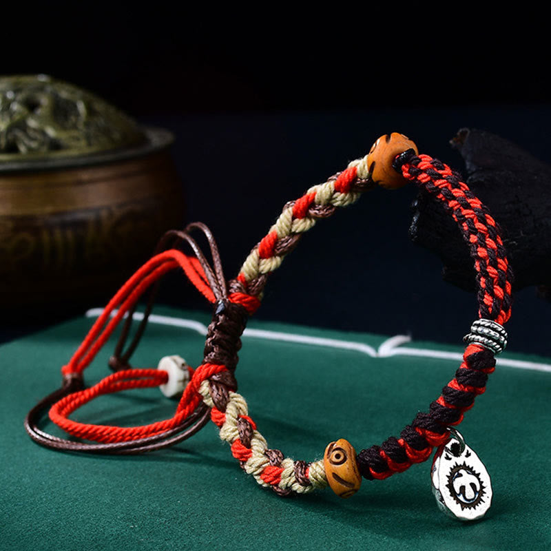 Verstellbares Garuda-Armband aus roter Schnur mit tibetischem Silberanhänger