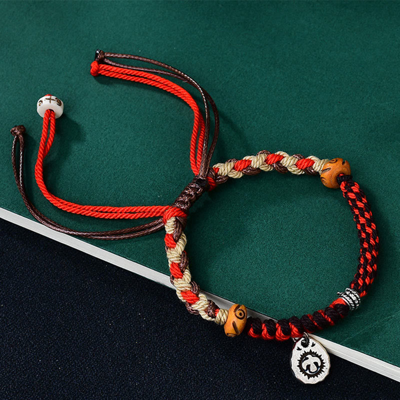 Verstellbares Garuda-Armband aus roter Schnur mit tibetischem Silberanhänger