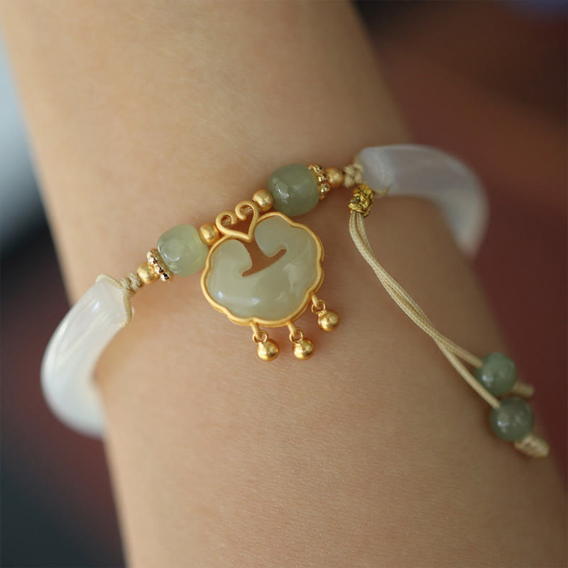 Glückverheißendes Chalcedon-Hetian-Jade-Silber-Ruyi-Lock-Manschettenarmband