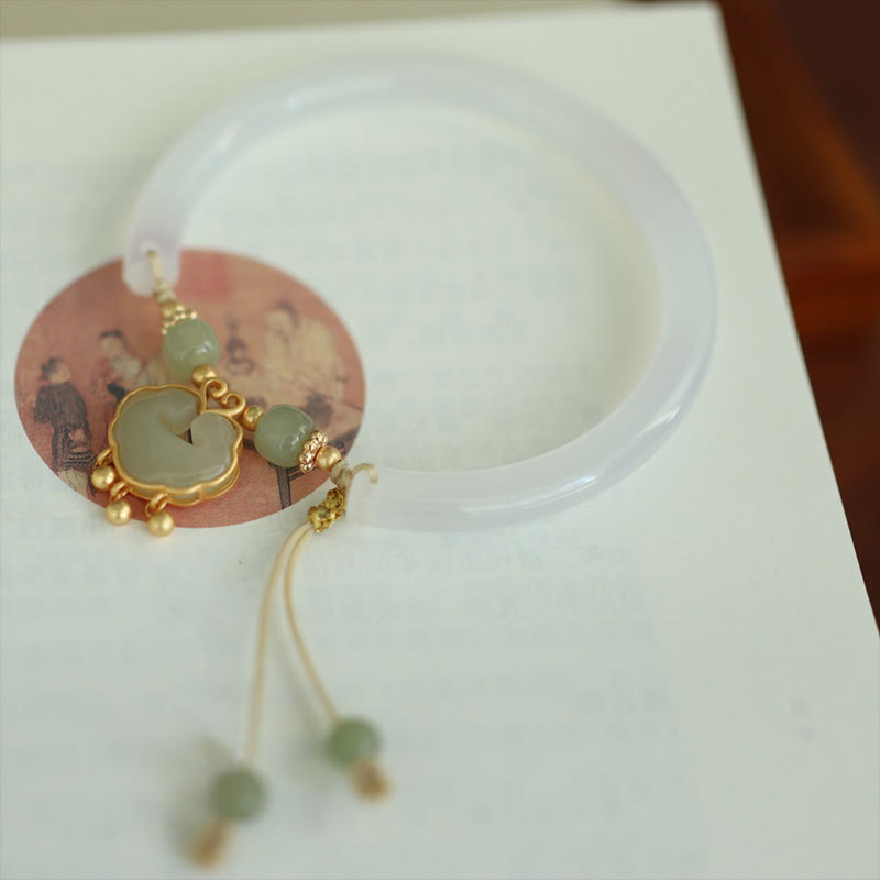 Glückverheißendes Chalcedon-Hetian-Jade-Silber-Ruyi-Lock-Manschettenarmband