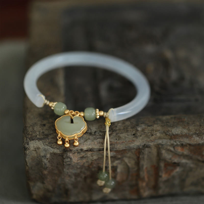 Glückverheißendes Chalcedon-Hetian-Jade-Silber-Ruyi-Lock-Manschettenarmband