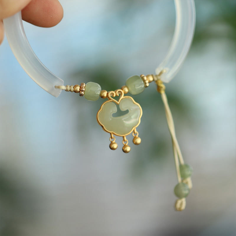 Glückverheißendes Chalcedon-Hetian-Jade-Silber-Ruyi-Lock-Manschettenarmband
